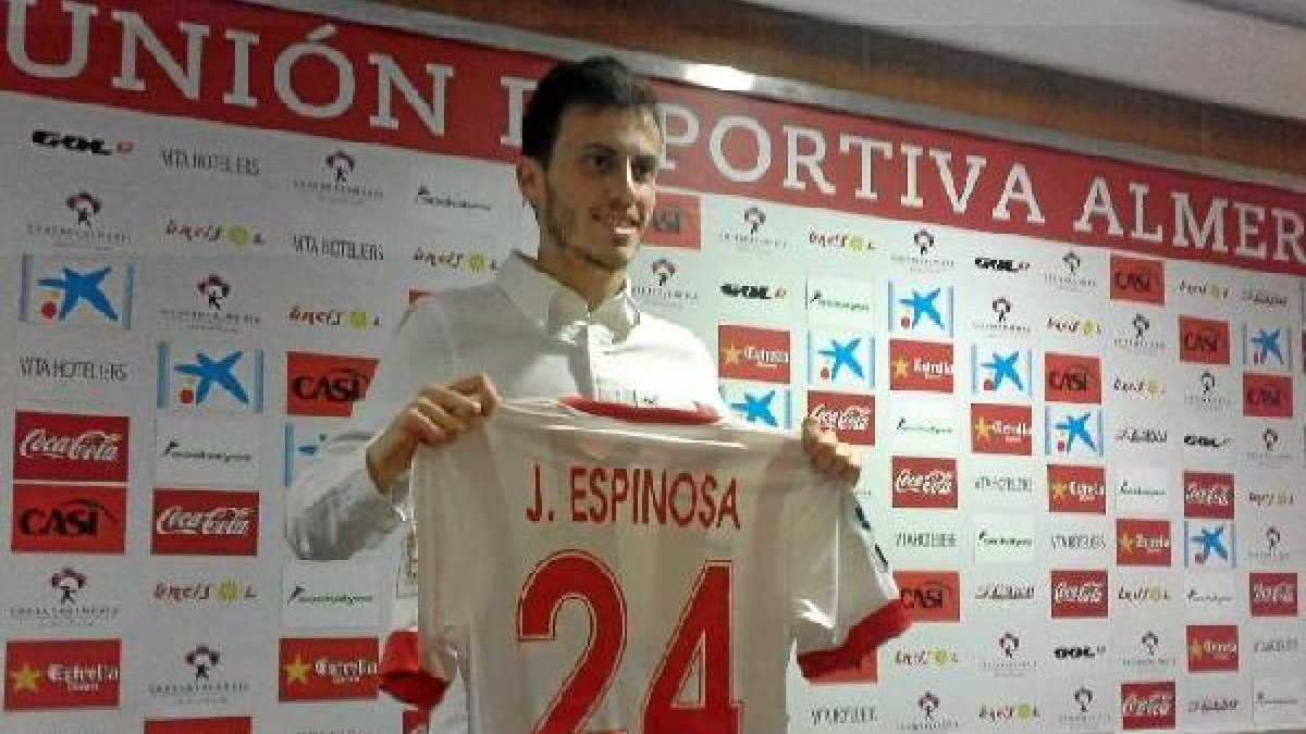 Javi Espinosa en su presentación con el Almería.