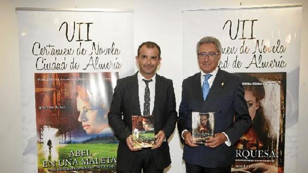 El ganador del certamen, José Manuel Cenzano (a la derecha) posa junto con Antonio Reyes, el otro finalista.