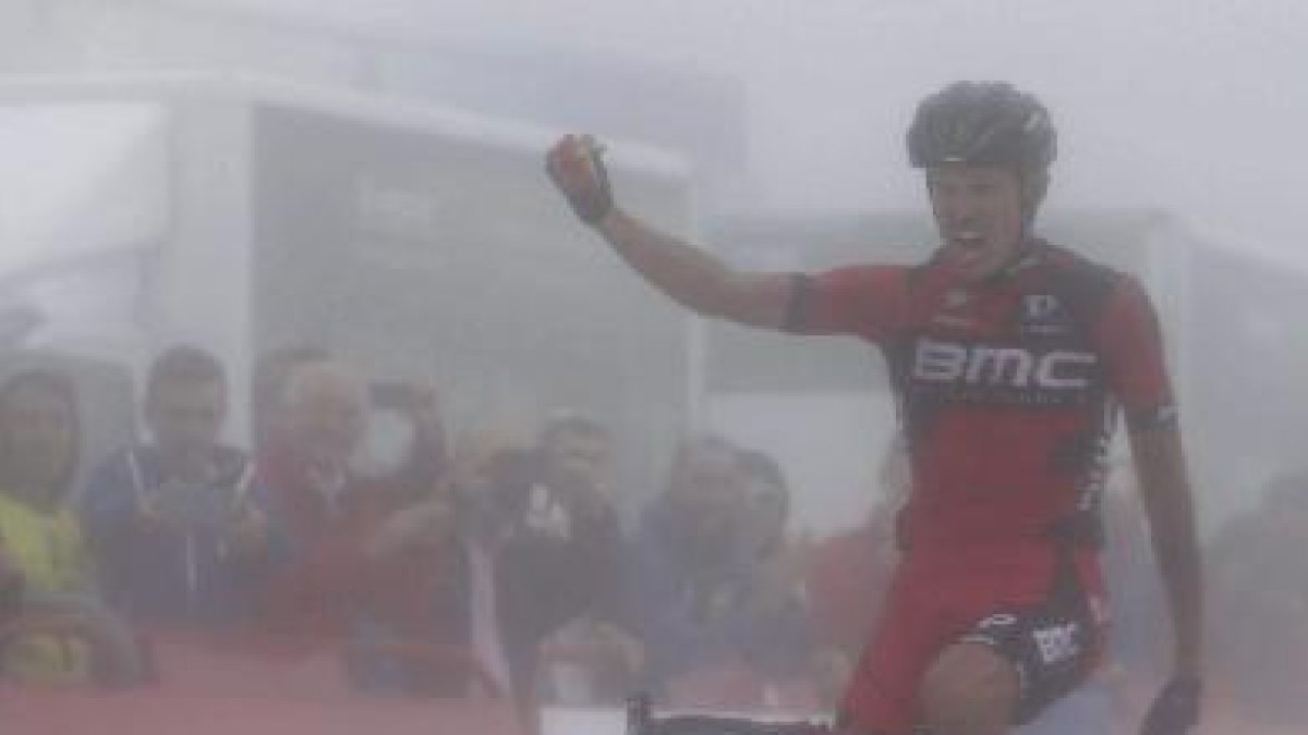 Alexandro De Marchi ganó la 14ª etapa entre la niebla de la Fuente del Chivo.