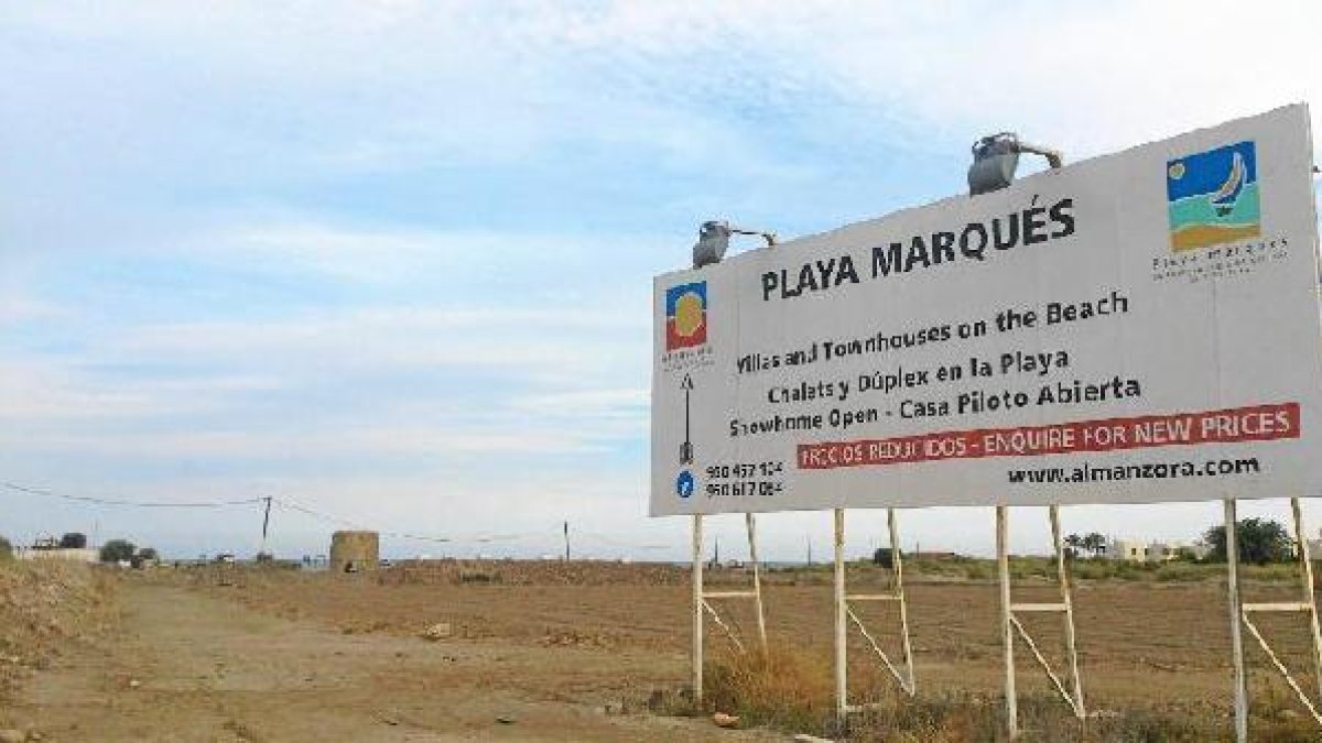 Los carteles anunciadores del proyecto Playa del Marqués ya entán instalados en la zona.