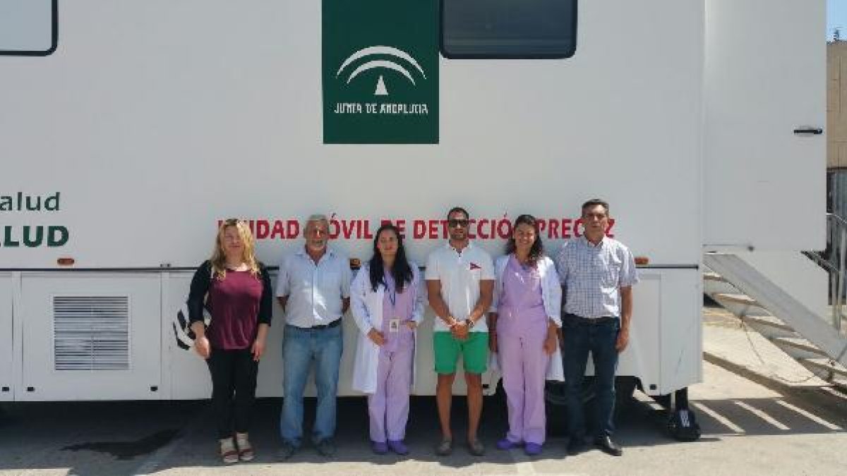 Concejales y personal sanitario frente al dispositivo.