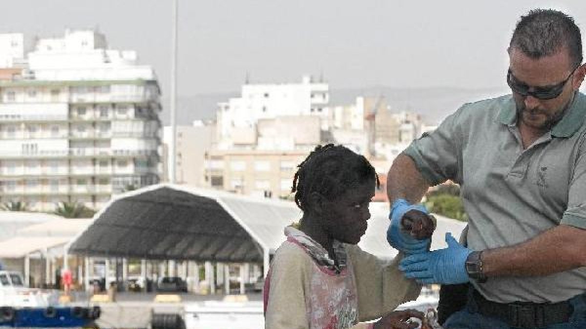 Subsaharianos rescatados en una patera llegan al Puerto de Almería.