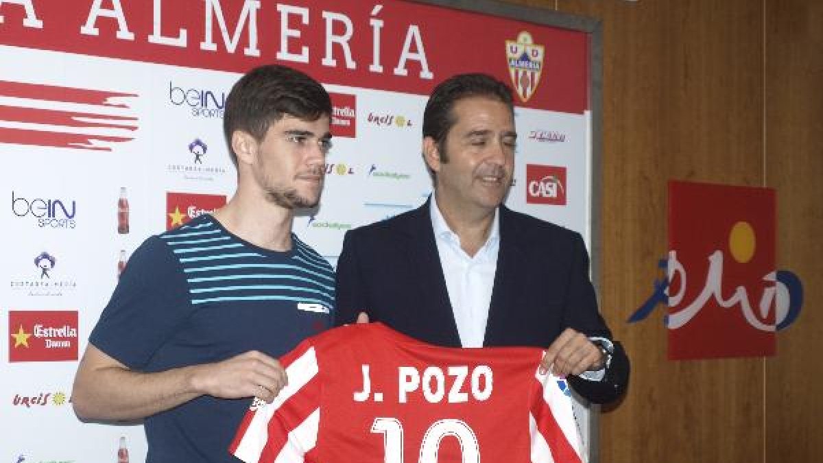 Alberto Benito con el jugador malagueño.