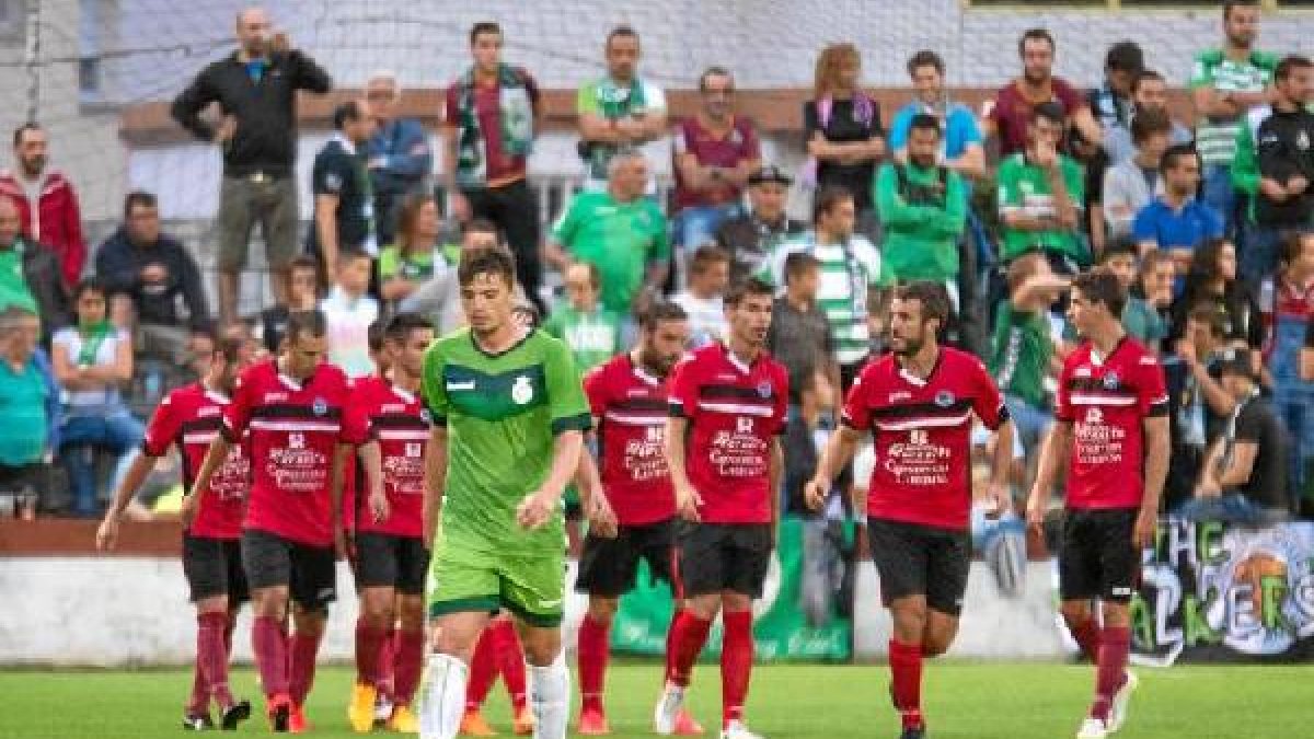 Los favoritos a partido único lo pasan mal.