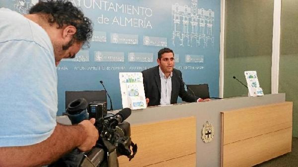 El concejal de Hacienda Juan José Alonso durante la rueda de prensa