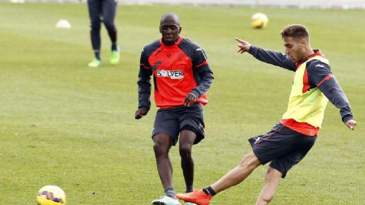 Sissoko, con la camiseta del Granada.
