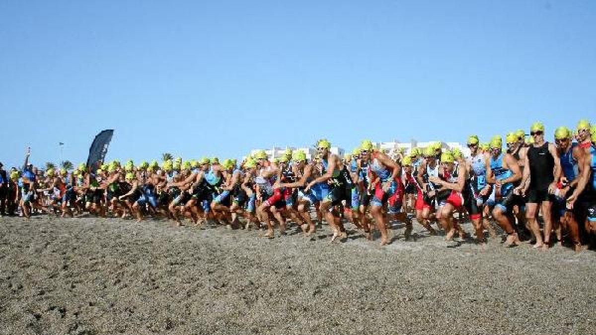 Los participantes dispuestos para comenzar la carrera.