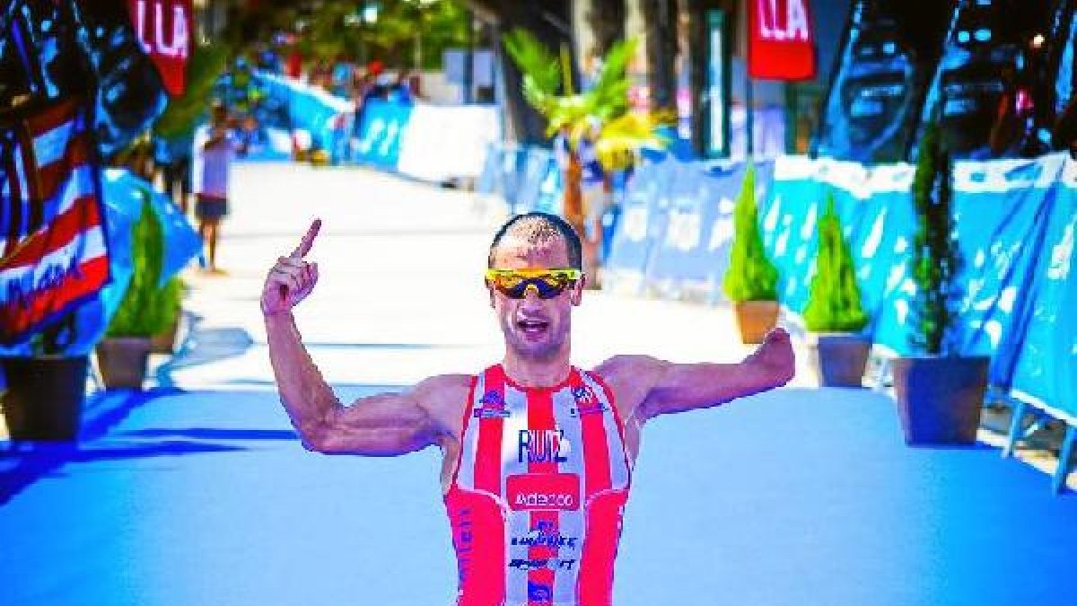 El almeriense cruza la línea de meta en Tarragona.