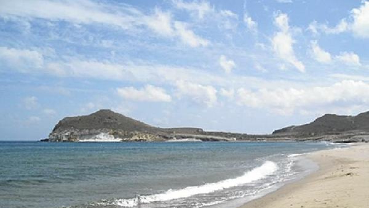 La playa de Los Genoveses, vista hacia Poniente.