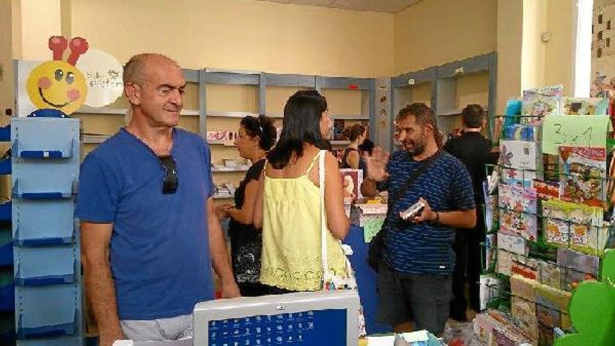 Nombres de la cultura y amigos se presentaron ayer por sorpresa en la Librería Sintagma.