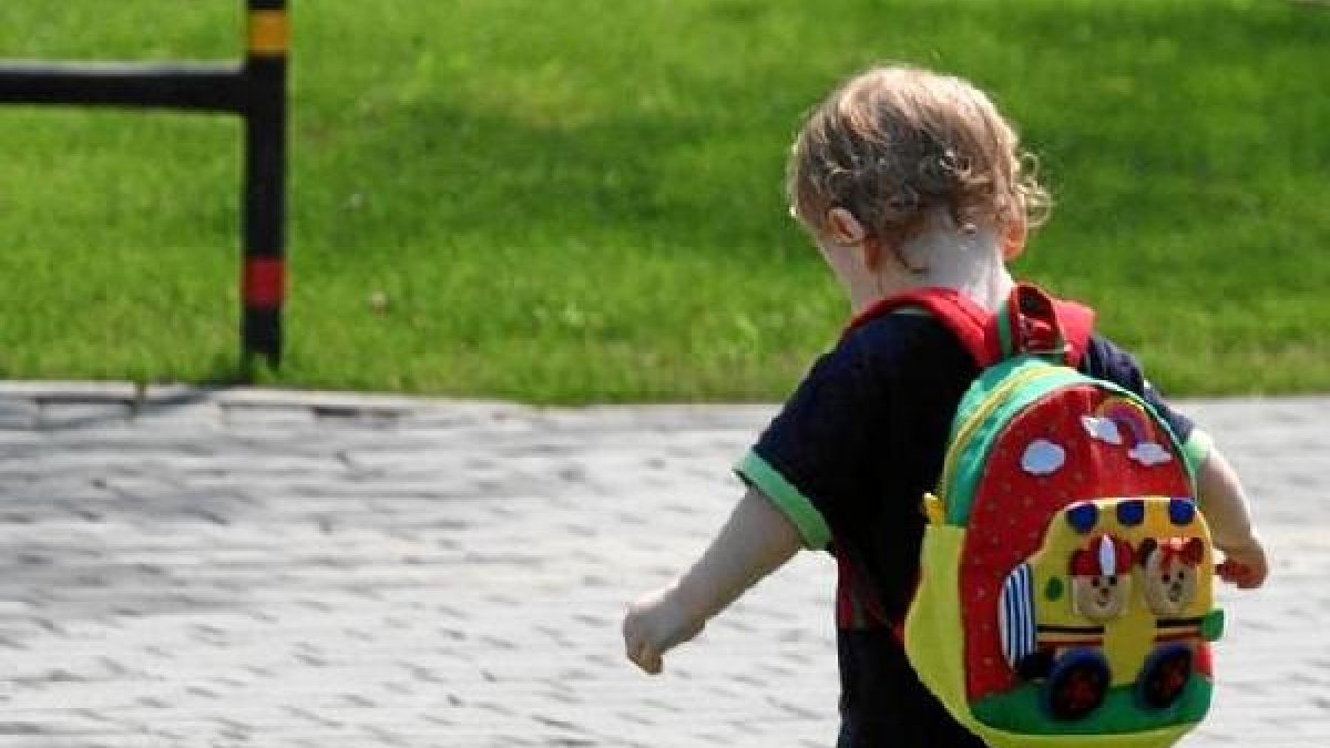 Un niño con la mochila a la espalda.