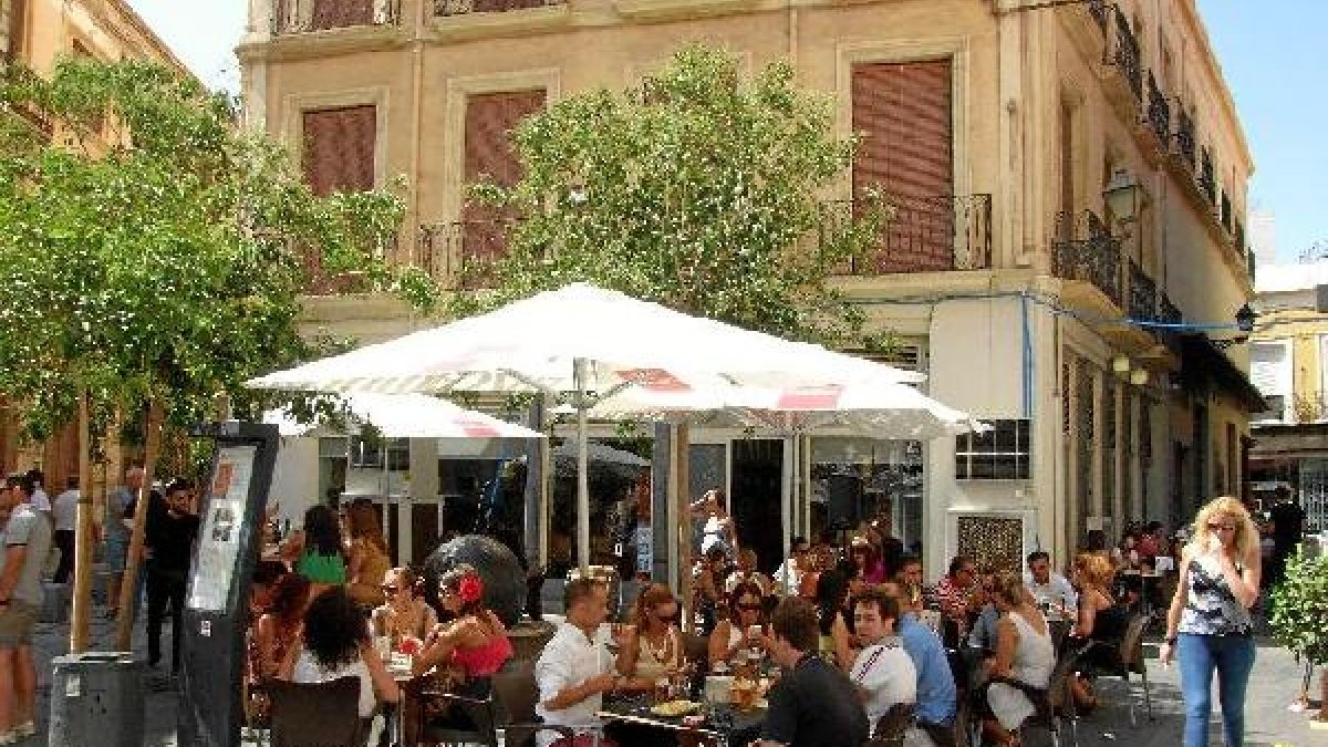 Una de las terrazas del centro de Almería, al completo.