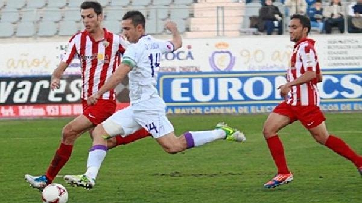 Pedro Alcalá con la rojiblanca del Almería.