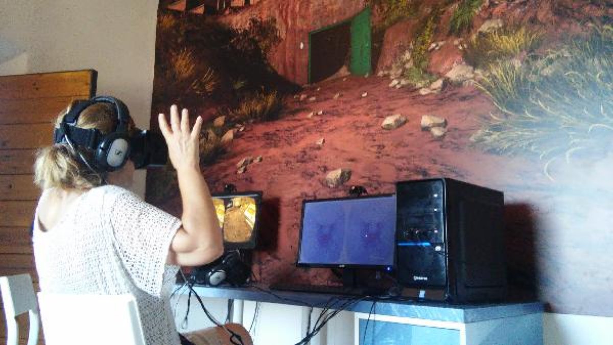 Una usuaria disfruta de la experiencia de este viaje virtual al interior de la geoda
