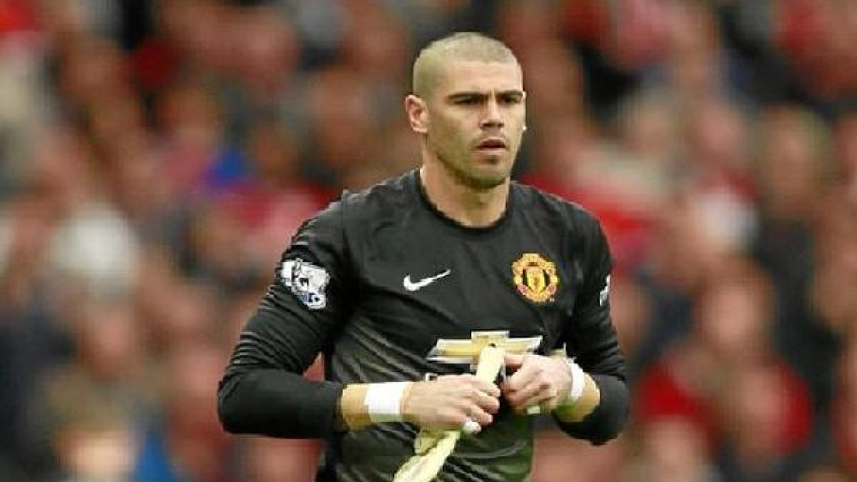 Víctor Valdés se ha dado media vuelta.