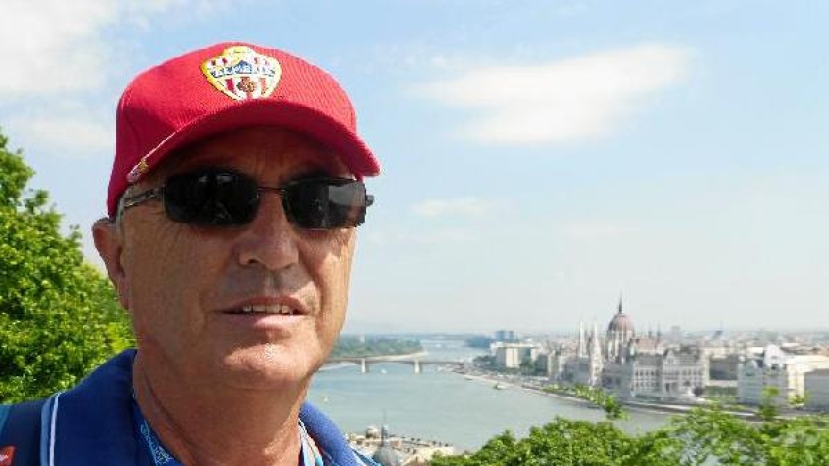 Fernando Hernández con el Danubio de fondo.