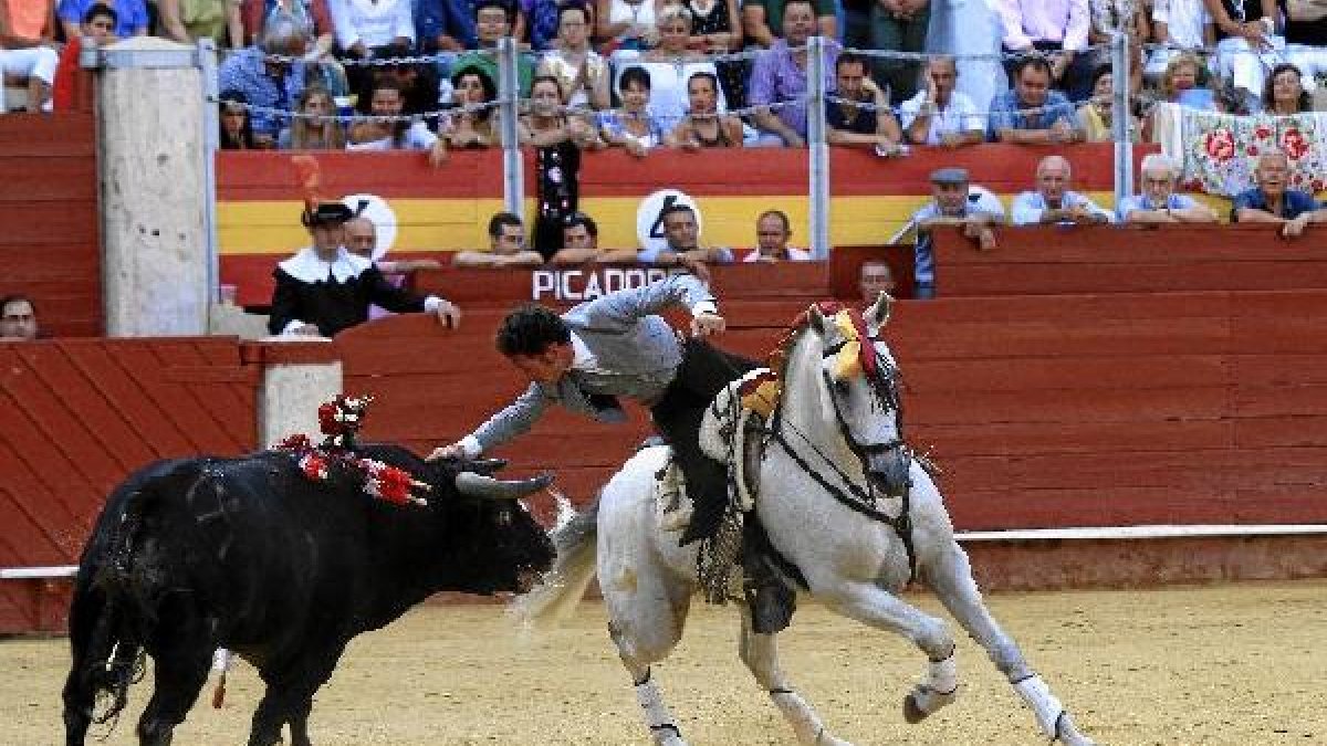 El rejoneador Leonardo Hernández durante la corrida de rejones.