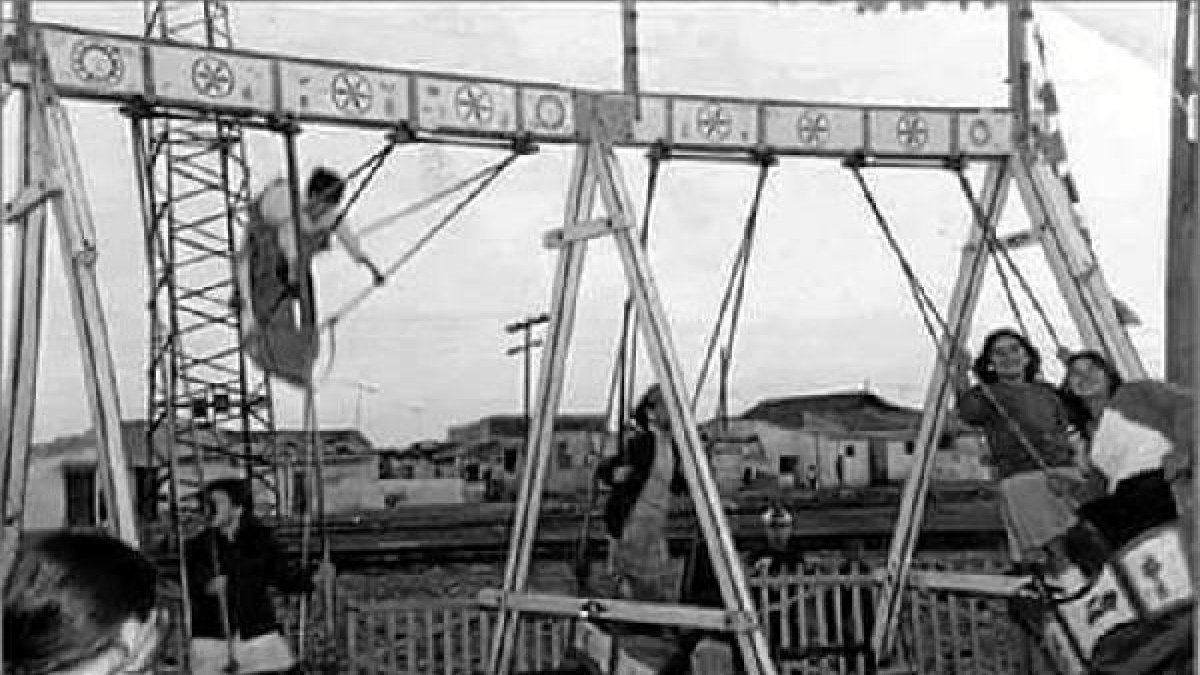 Balancines a manivela en una foto de Rafael García, uno de los feriantes más longevos.