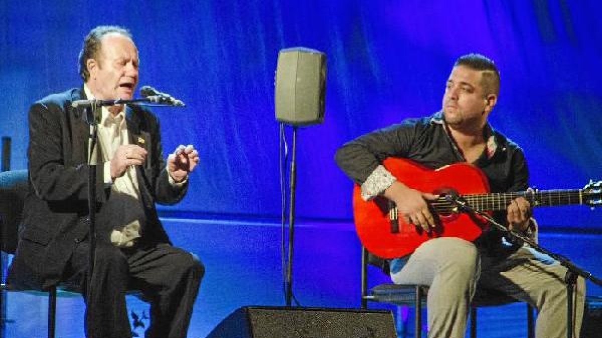 Juan Gómez acompañado por ‘El niño de la Fragua’.