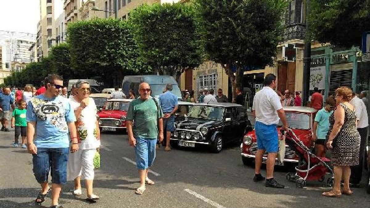 Vehículos Mini Cooper, esta mañana en el Paseo.