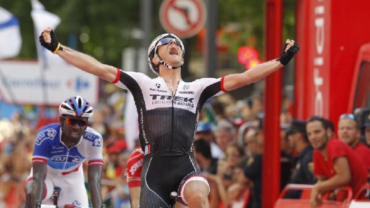 El belga Jasper Stuyven celebra su victoria en Murcia.