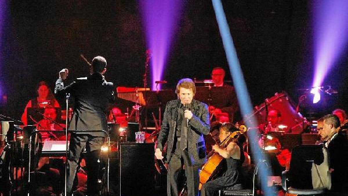 Raphael, en los primeros compases del concierto que ha ofrecido este viernes en el Palacio de los Juegos Mediterráneos acompañado de la OCAL.
