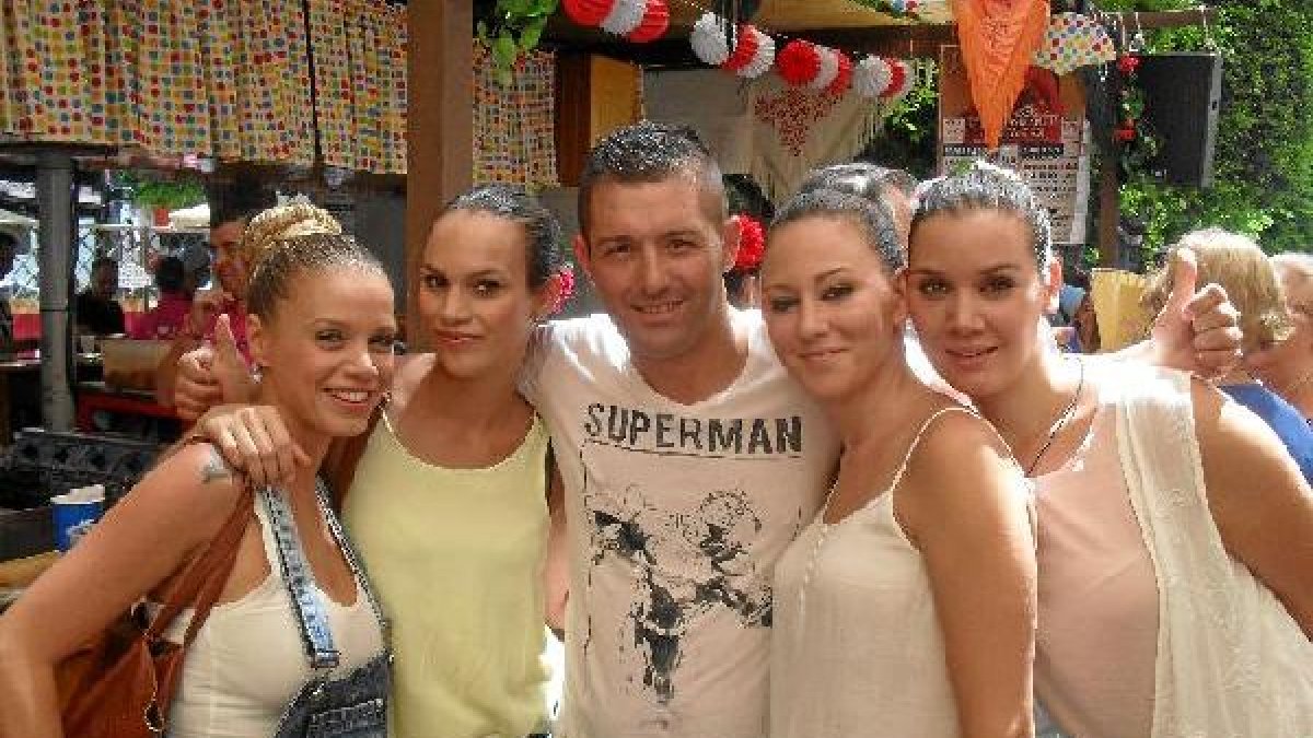 Zaida,Tania, Paco, María y Cristina quedaron para tomar algo antes de entrar a trabajar.