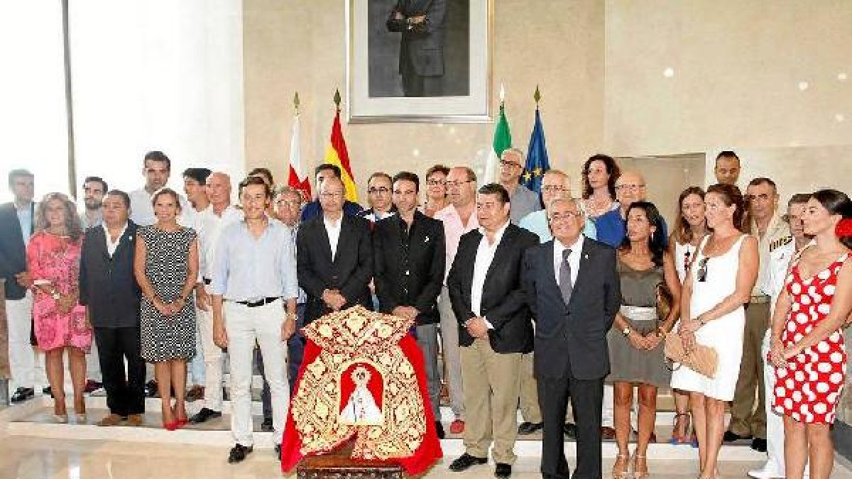 Foto de familia tras la entrega del Capote de Paseo.