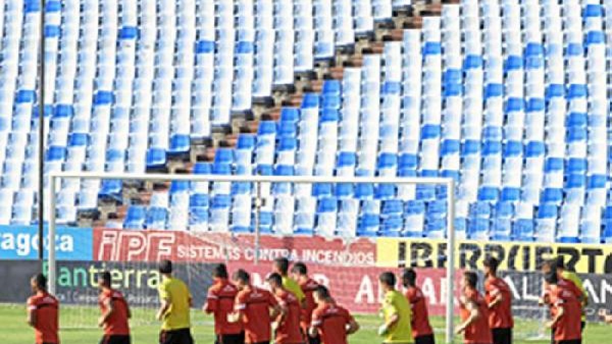 Los jugadores de Popovic calientan previo al entreno.
