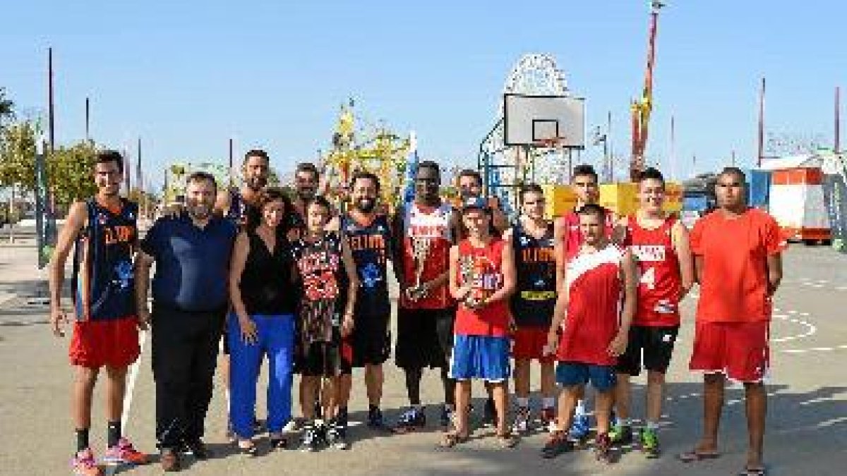 Los finalistas en chicos con la concejala de Deportes María Vázquez.