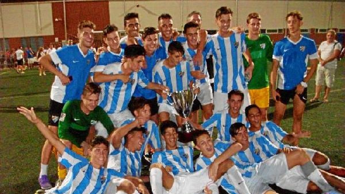 El Málaga celebrando el torneo en La Cañada.