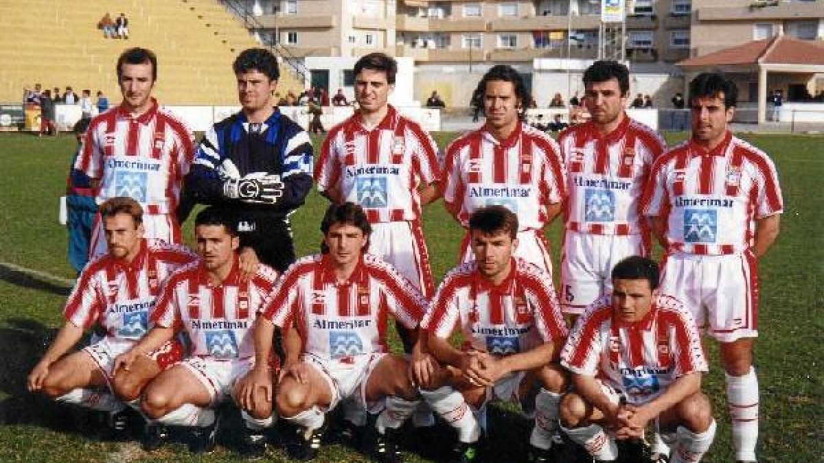 Ranko Popovic con pelo el primero por arriba de izquierda a derecha.