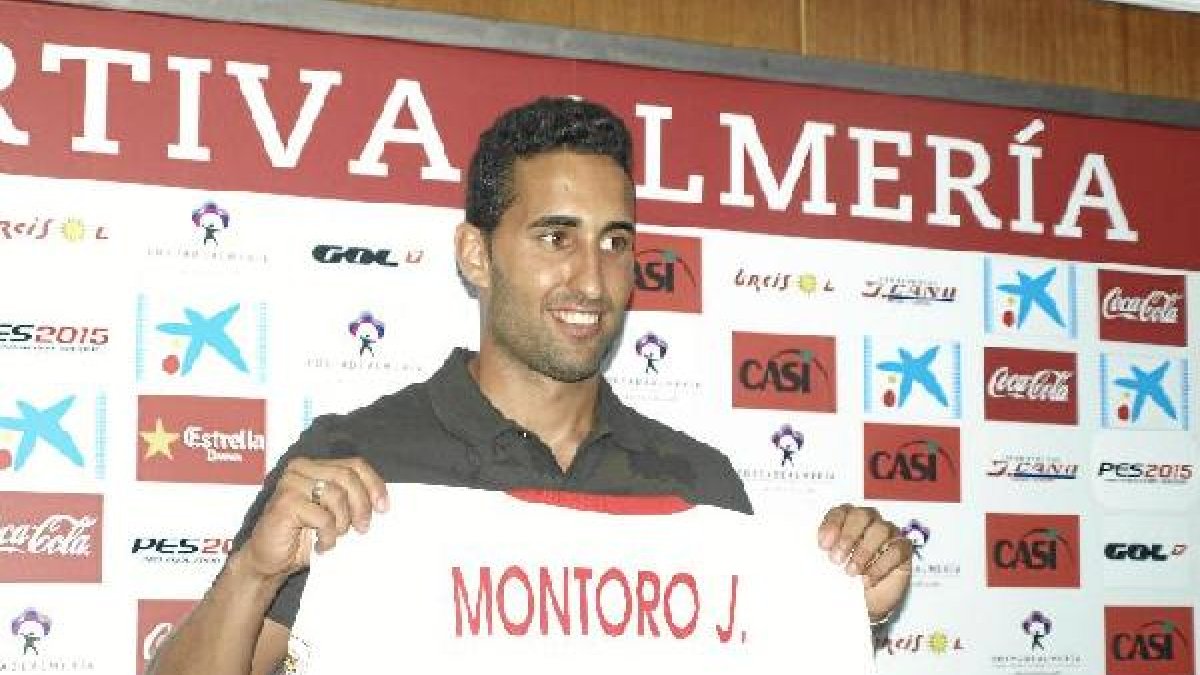 Montoro muestra la rojiblanca el día de su presentación.