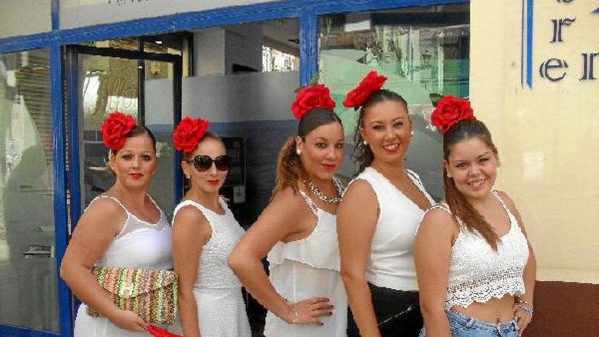 Jardín de rosas. Paula, Patricia, Alba, Mª del Mar y Mª José viven la Feria con pasión, como el rojo de sus flores.