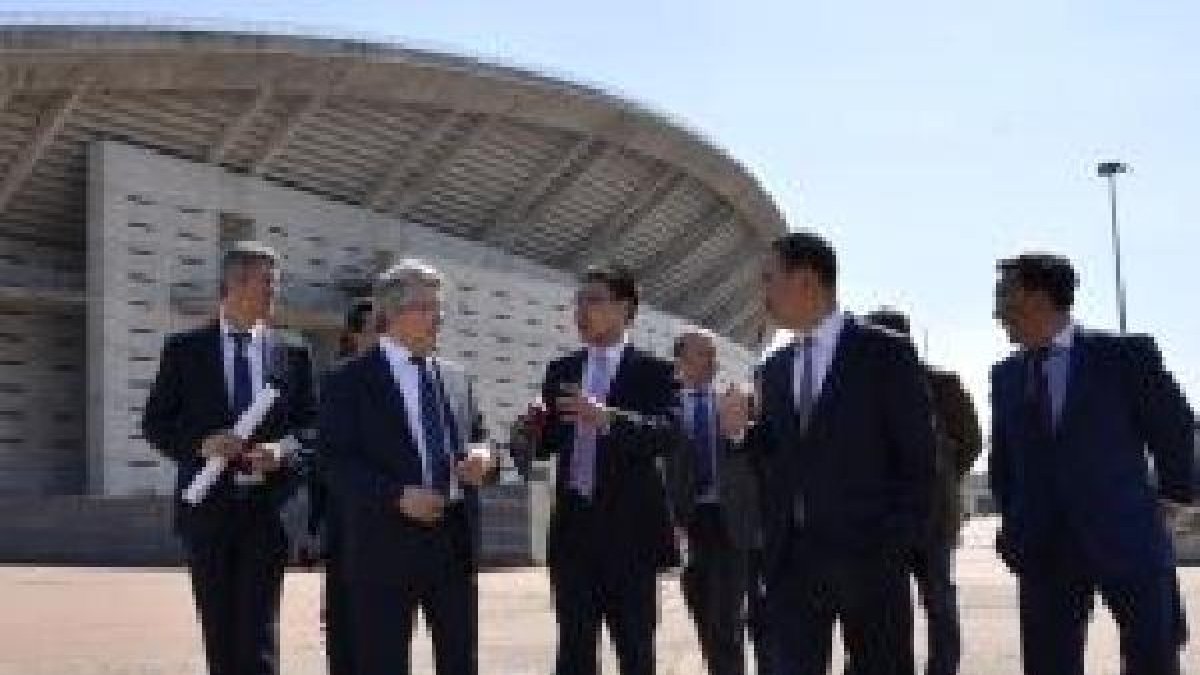 Cerezo y Miguel Ángel Gil con los accionistas chinos en La Peineta.