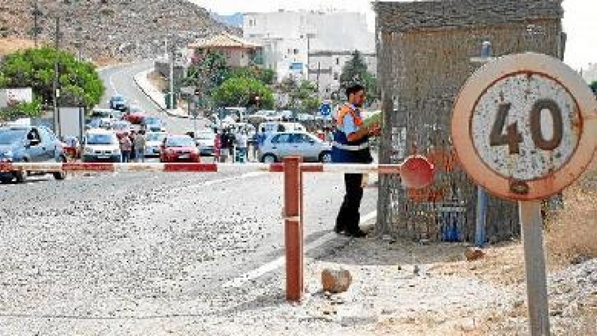 Barrera a la entrada de las playas de Poniente de San José.