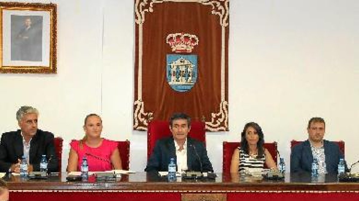 Manuel Cortes, alcalde, presidiendo el Pleno municipal.