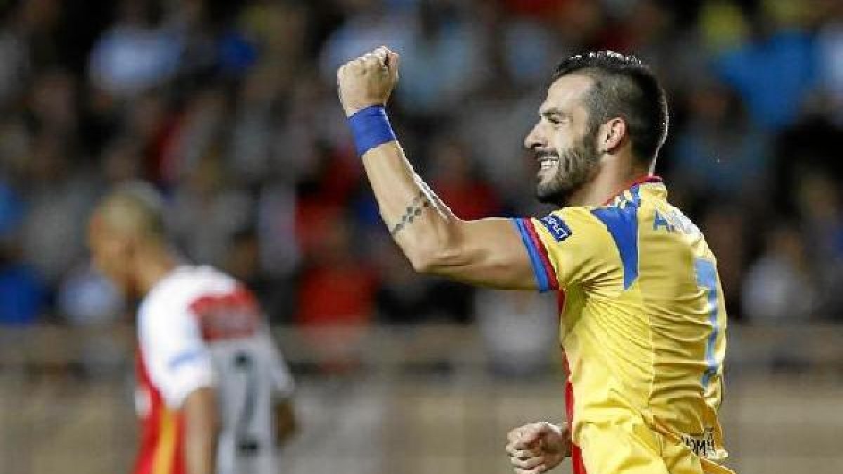 Álvaro Negredo del Valencia celebra el gol anotadon ante el Mónaco.