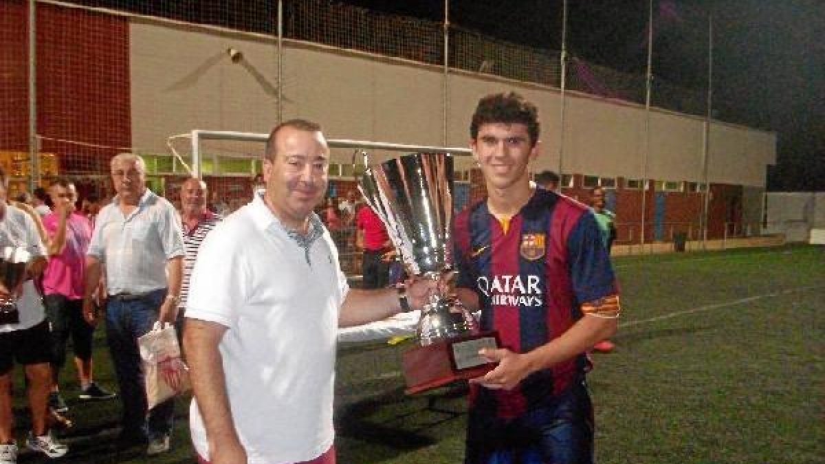 Juan Antonio Oncala directivo de La Cañada con el capitán del Barça, Carles.