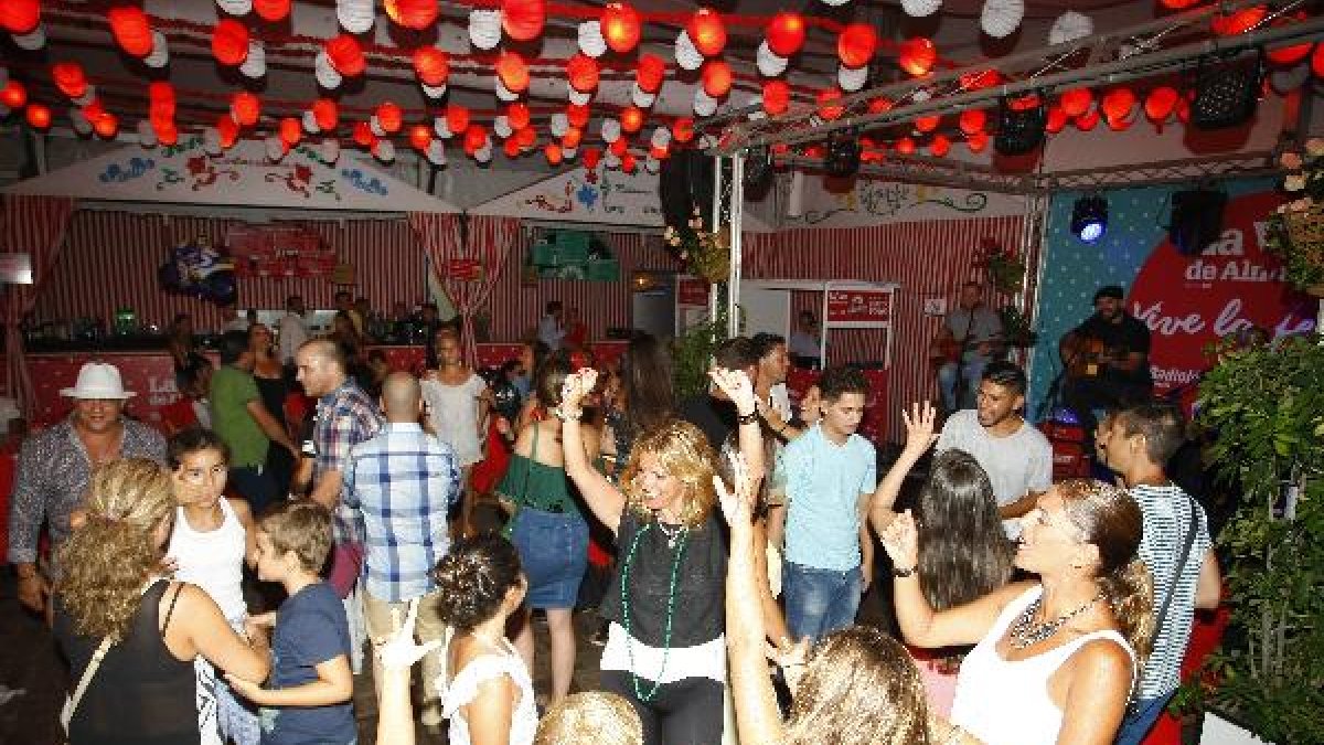 Ambiente y baile en el tablao de la caseta de LA VOZ.