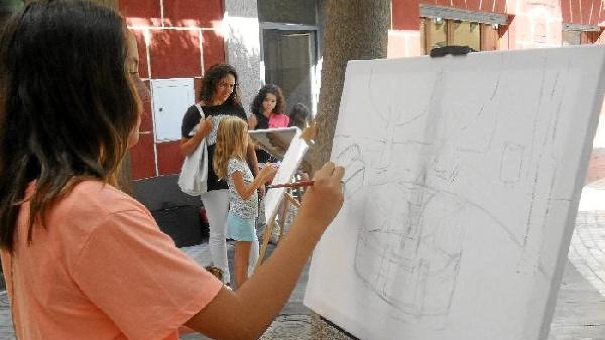 Ana Rodriguez Gallego (de naranja) comparte el amor por el arte con su hermana Pilar (de azul) de manera que ambas participaron en el concurso.