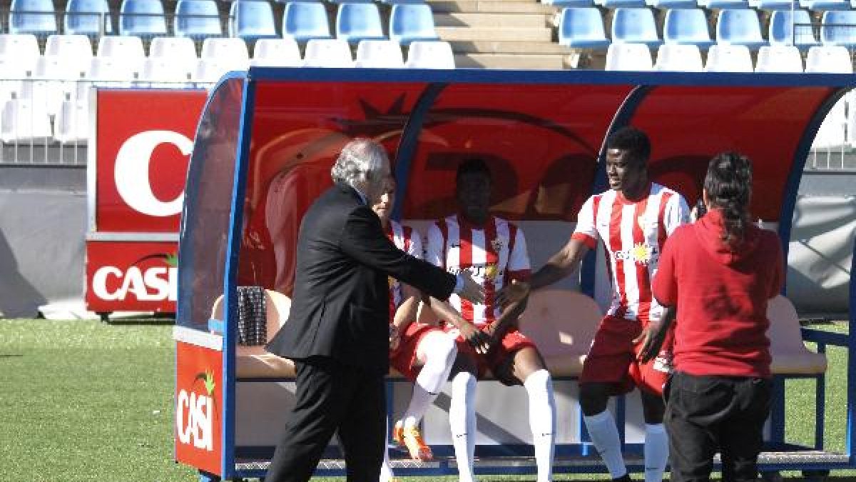 Azeez saluda al presidente del Almería.