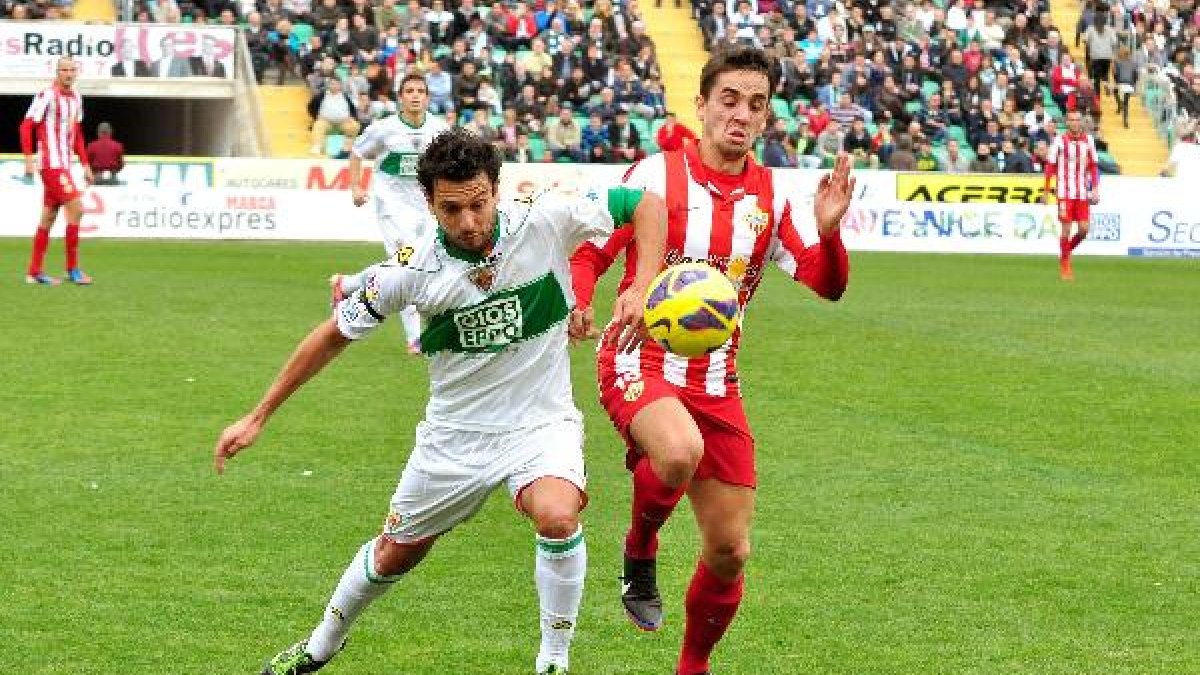 Carlos Calvo, de rojiblanco ante el Elche.