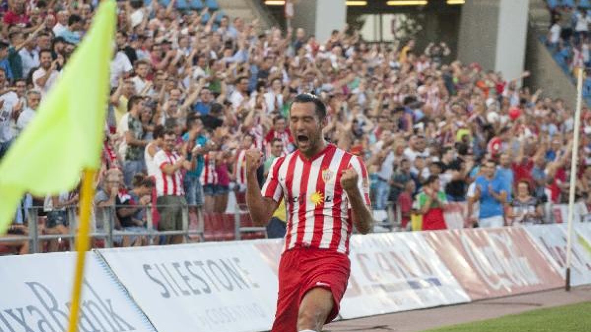 Quique González celebra su gol con el Almería ante el Leganés.