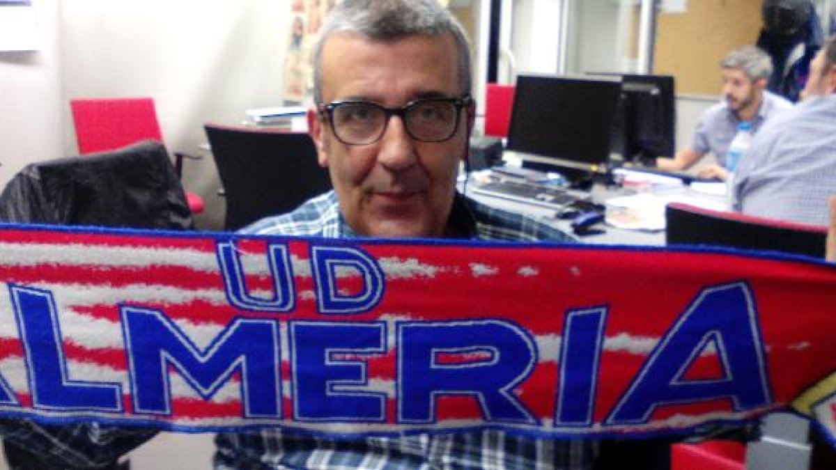 Manolete, en la redacción de la Cadena SER, con la bufanda del Almería.