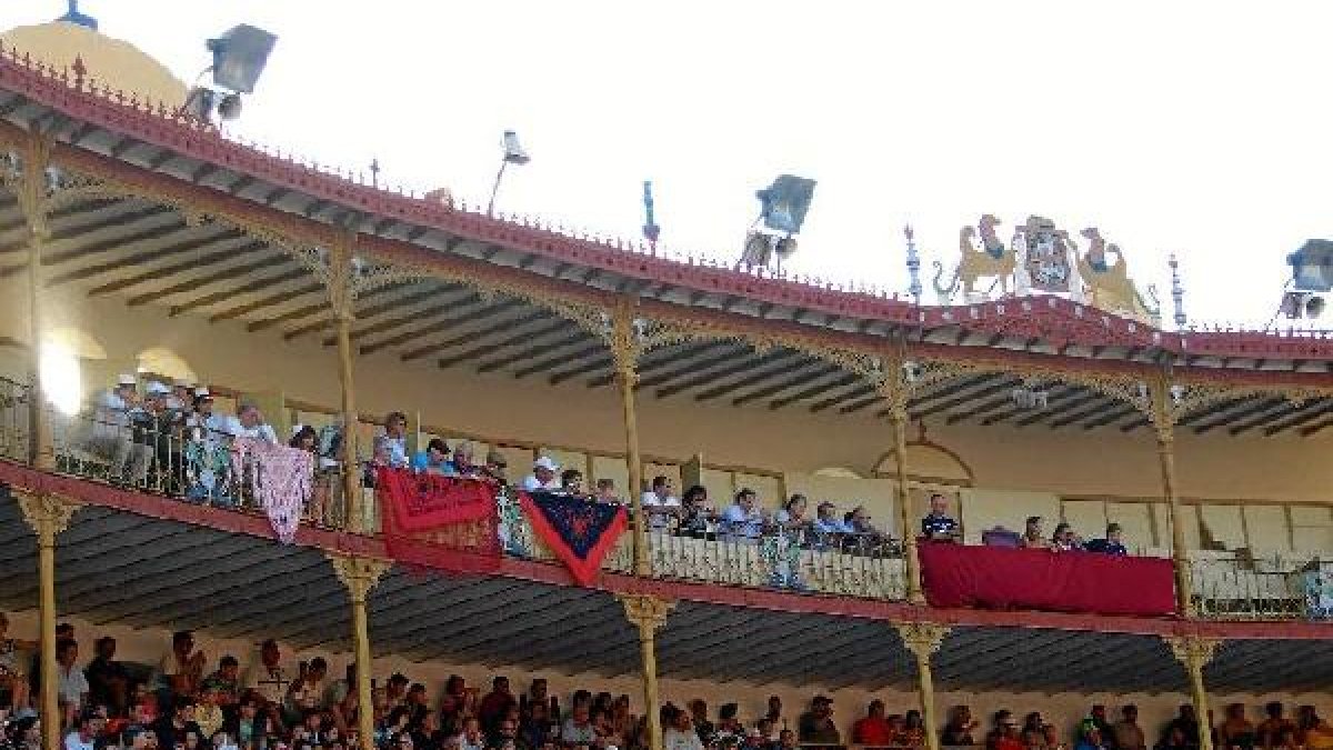Lleno de la Plaza de Toros, presidiendo la concejala Ana Martínez Labella; y los peñistas de Estados Unidos en los palcos.