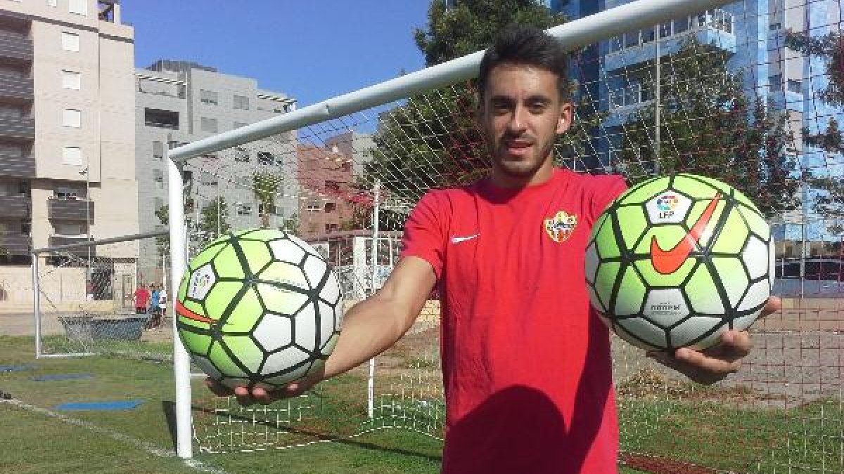 Iago Díaz, este lunes en el campo de la Vega de Acá.