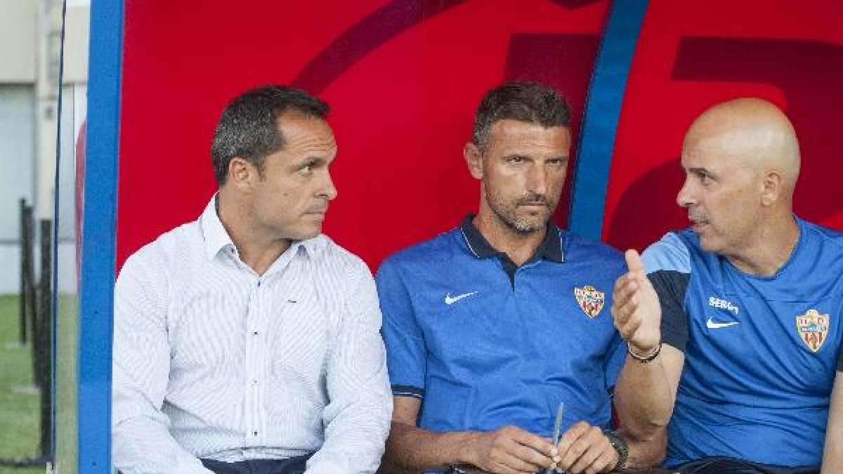 Sergi Barjuan empezó feliz y se marchó enfadado del Estadio.