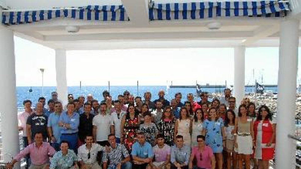 Antiguos alumnos del Colegio La Salle, promoción 1995, celebrando su veinte aniversario.