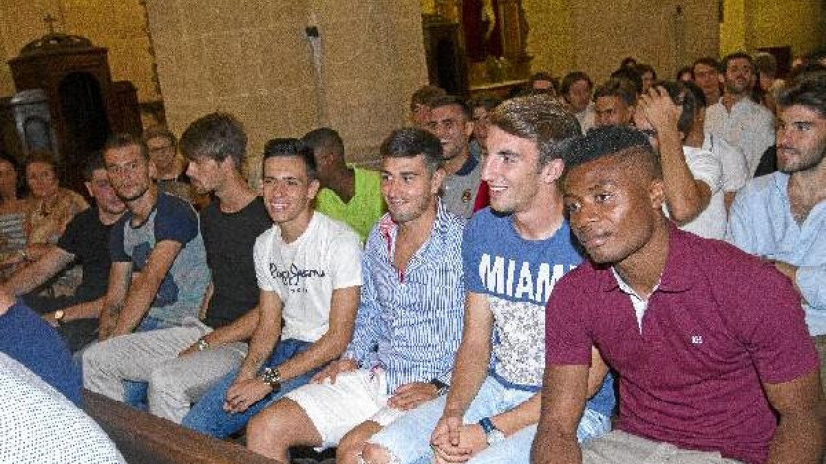 Los jóvenes canteranos en la Ofrenda Floral a la Patrona.